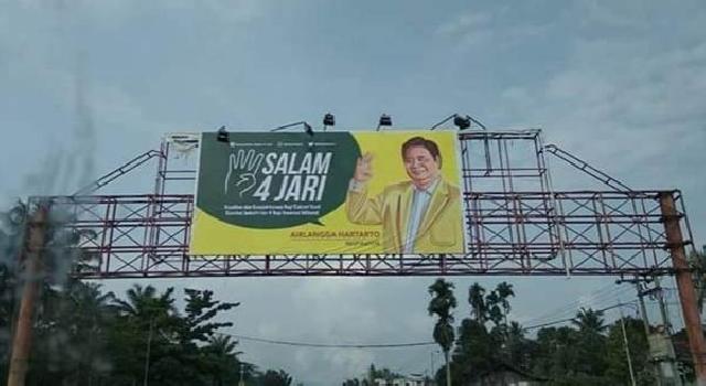  Bawaslu Riau Minta Baliho Airlangga Hartarto dengan 'Salam 4 Jari' Diturunkan